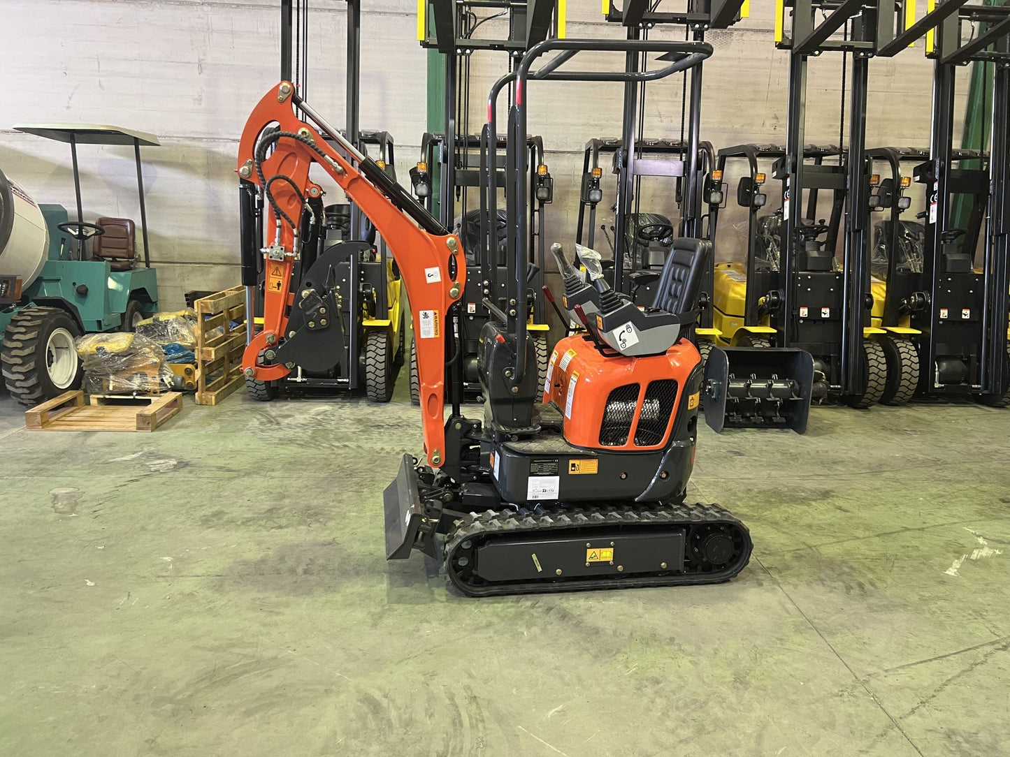 Mini Escavadeira 1200 kg Motor Kubota 3 Cilindros com Lagartas Retráteis de 74 cm
