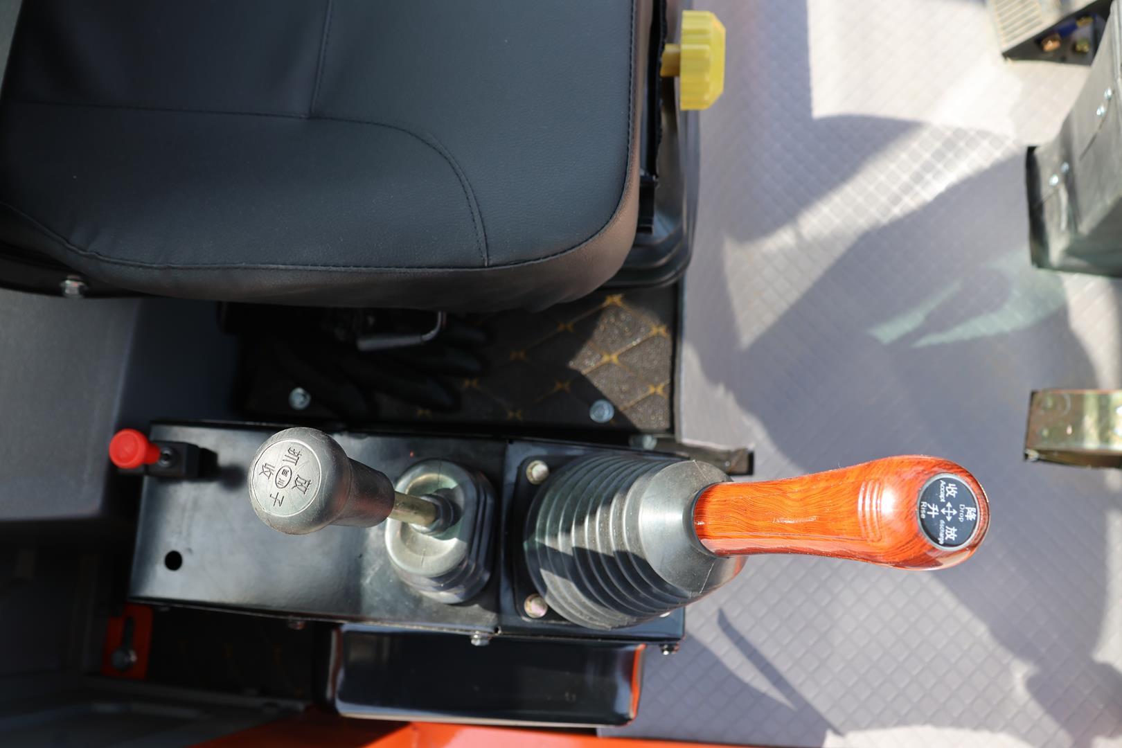 Carregadeira frontal APS ZL08F