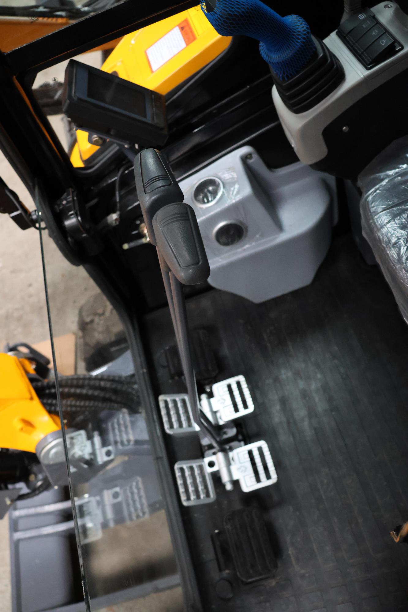 Mini escavadeira APS KMZ 28 com braço de torção