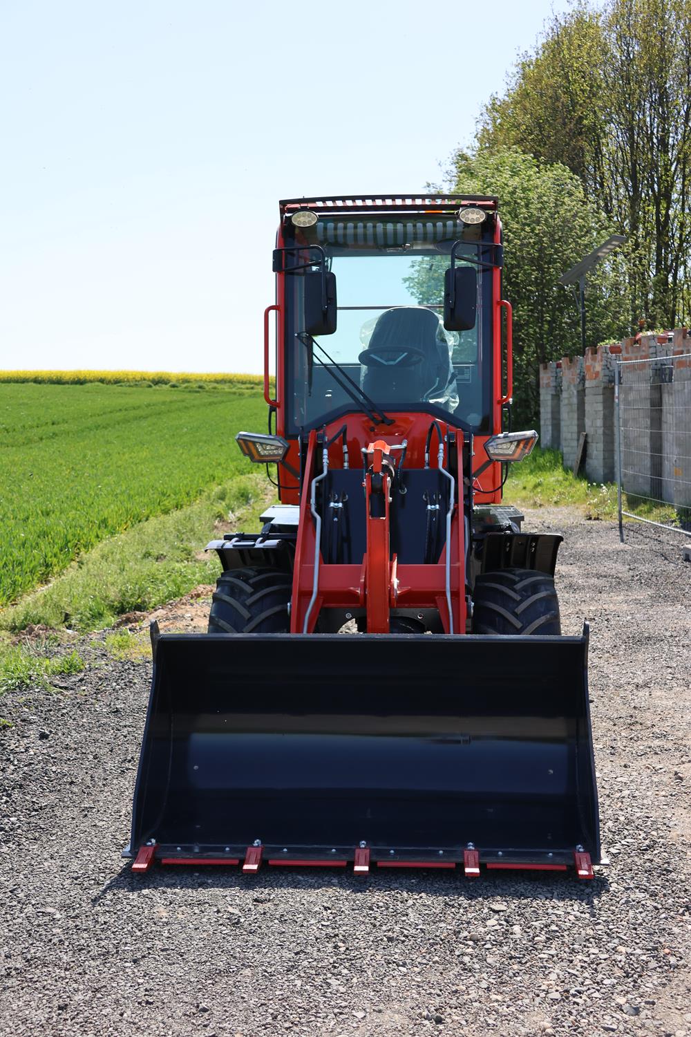 Carregadeira frontal APS ZL08F