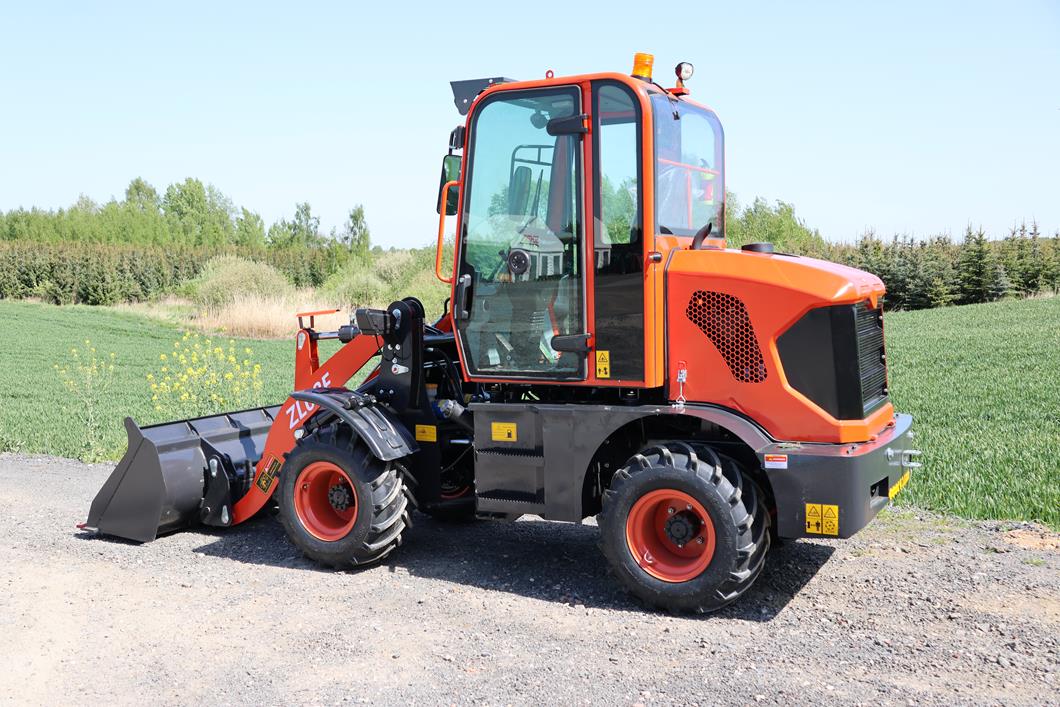 Carregadeira frontal APS ZL08F