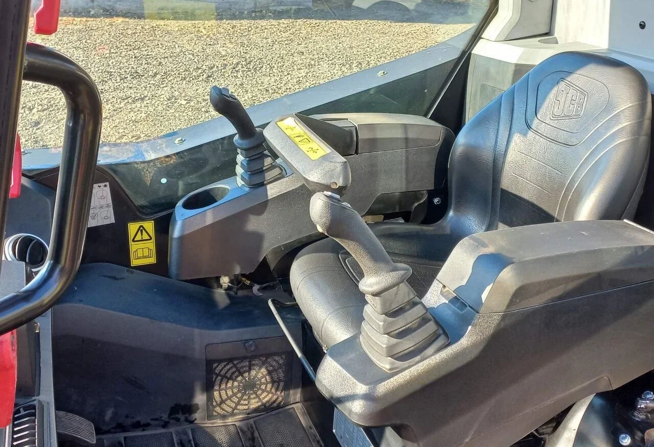 Minicarregadeira JCB 155 – 2019 – Uso profissional (Não destinada ao transporte de passageiros)