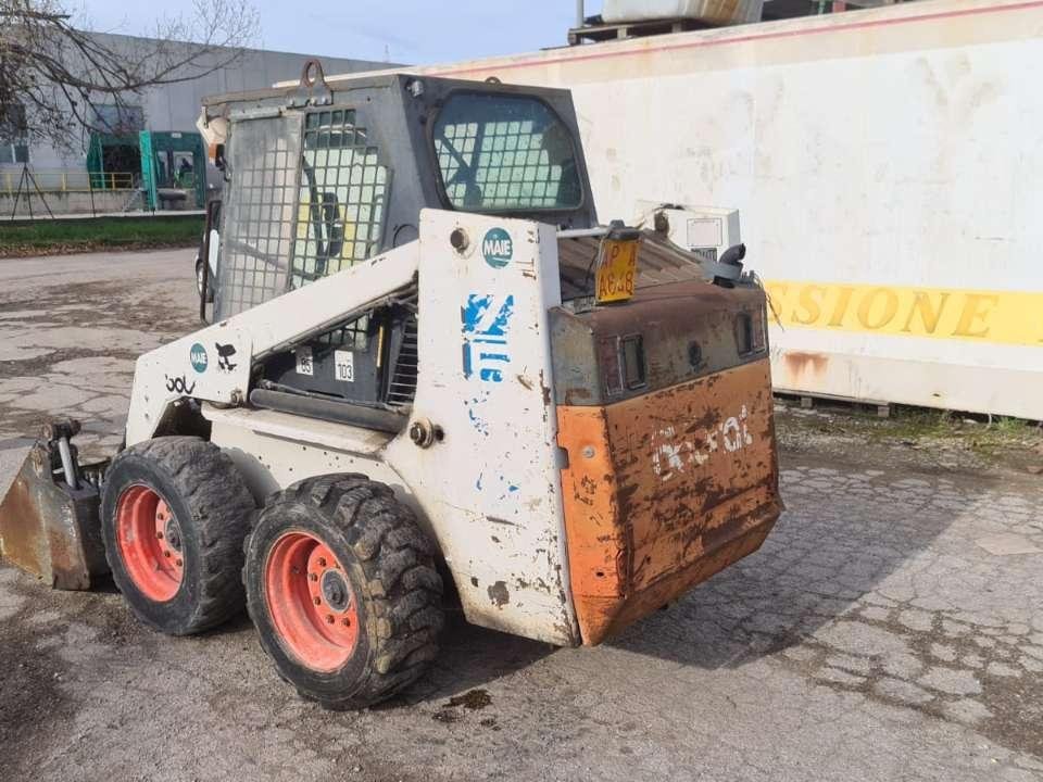 Minicarregadeira Bobcat 753