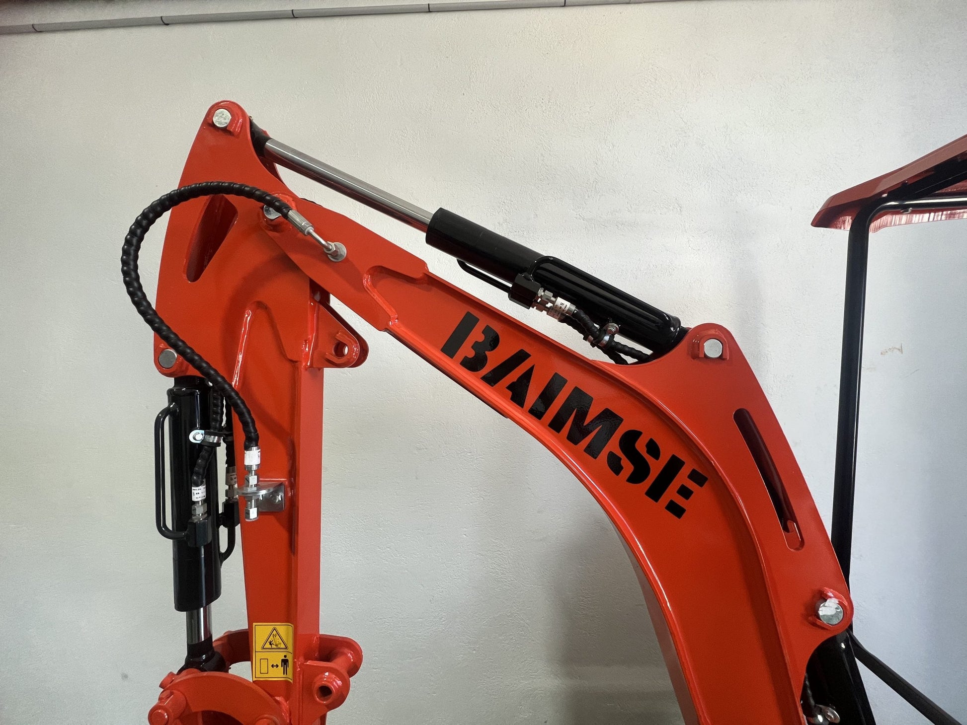 Mini Escavadeira Giratória BAIMSE 1800 kg, Motor Kubota de 3 Cilindros