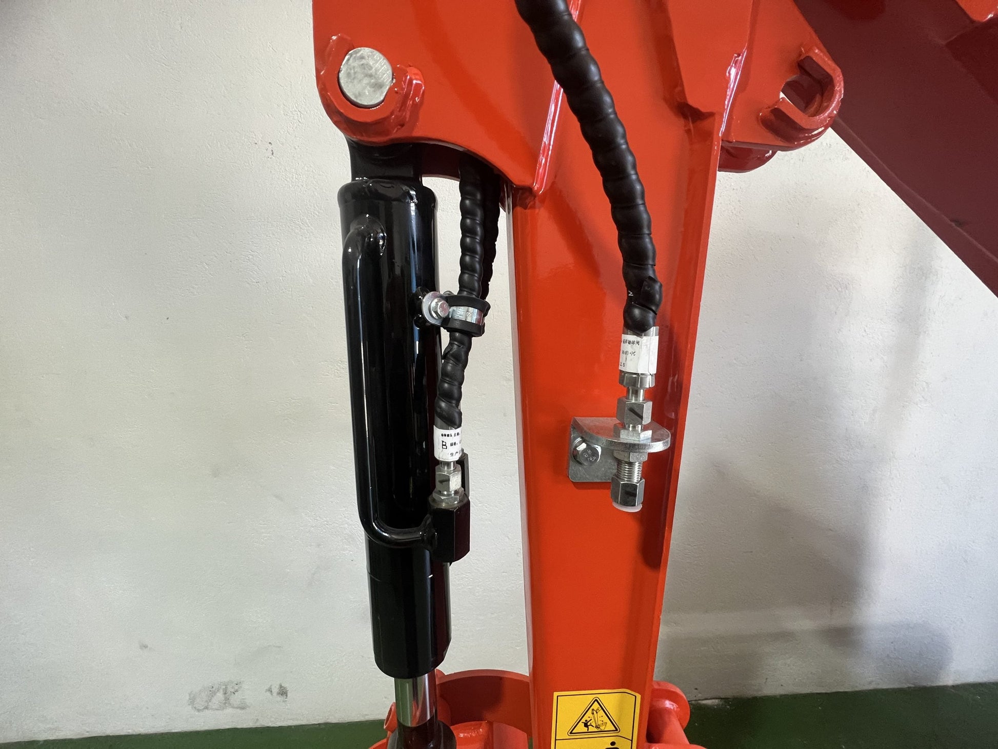Mini Escavadeira Giratória BAIMSE 1800 kg, Motor Kubota de 3 Cilindros