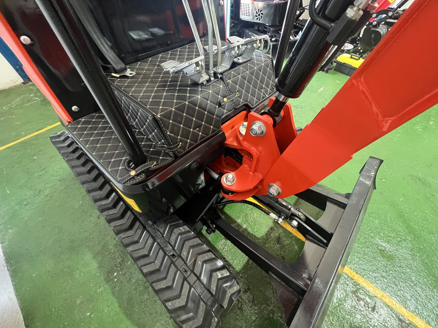 Mini Escavadeira Giratória BAIMSE 1800 kg, Motor Kubota de 3 Cilindros