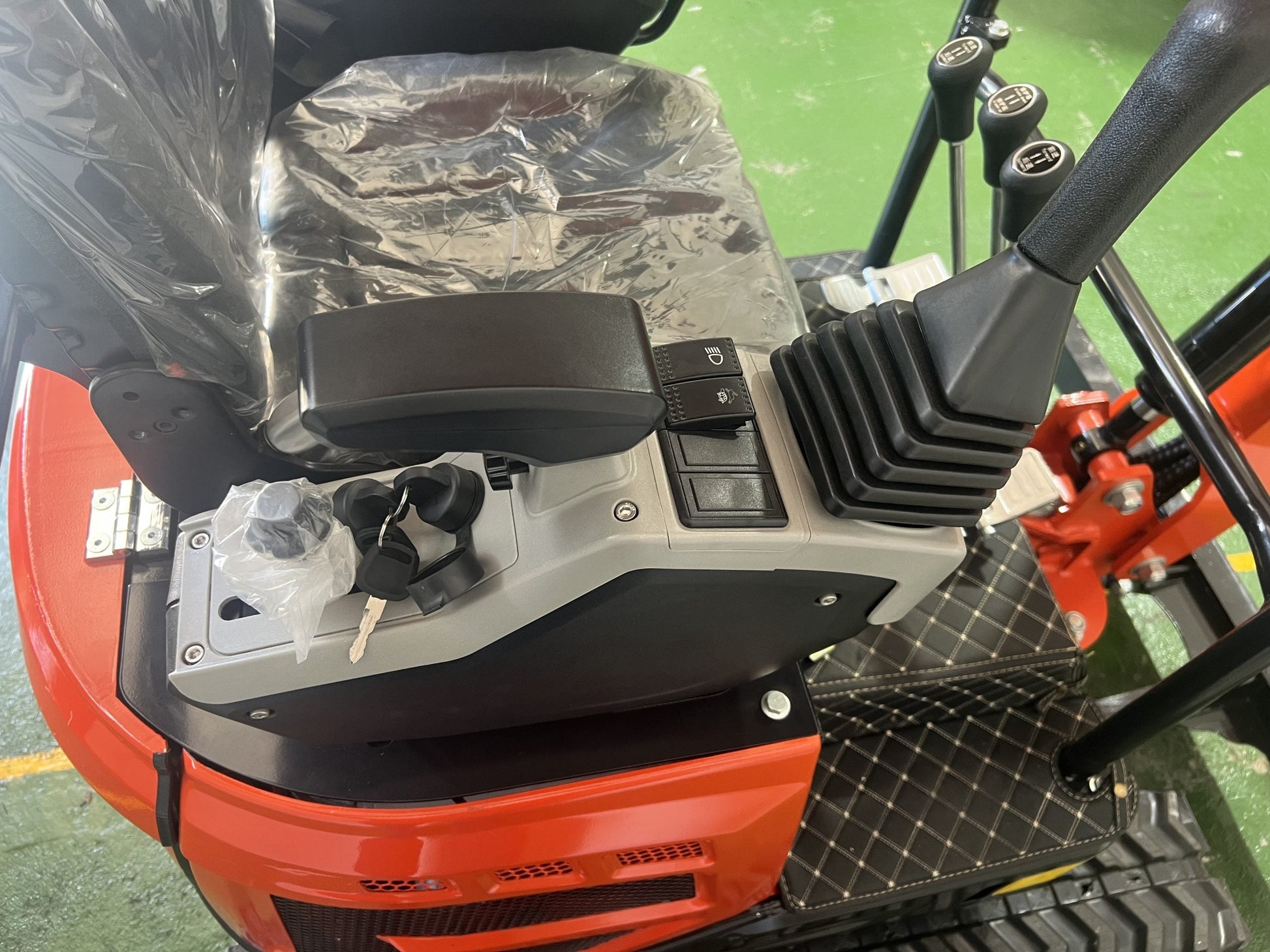 Mini Escavadeira Giratória BAIMSE 1800 kg, Motor Kubota de 3 Cilindros