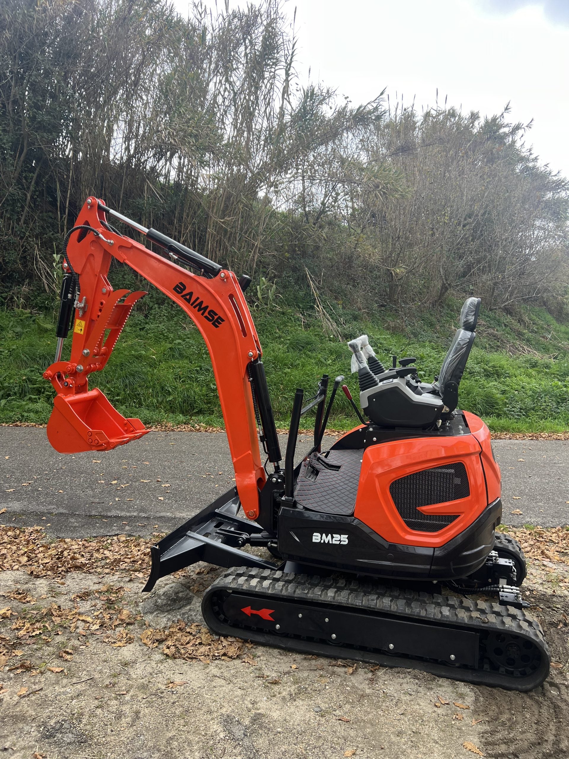 Mini Escavadeira Giratória Baimse de 2500 kg, Motor Kubota D1105 de 3 Cilindros