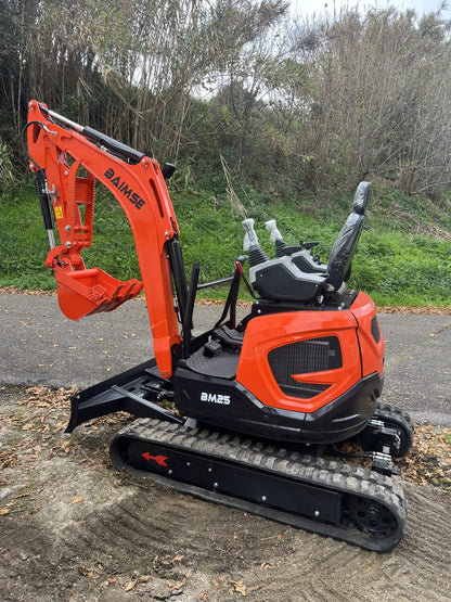 Mini Escavadeira Giratória Baimse de 2500 kg, Motor Kubota D1105 de 3 Cilindros