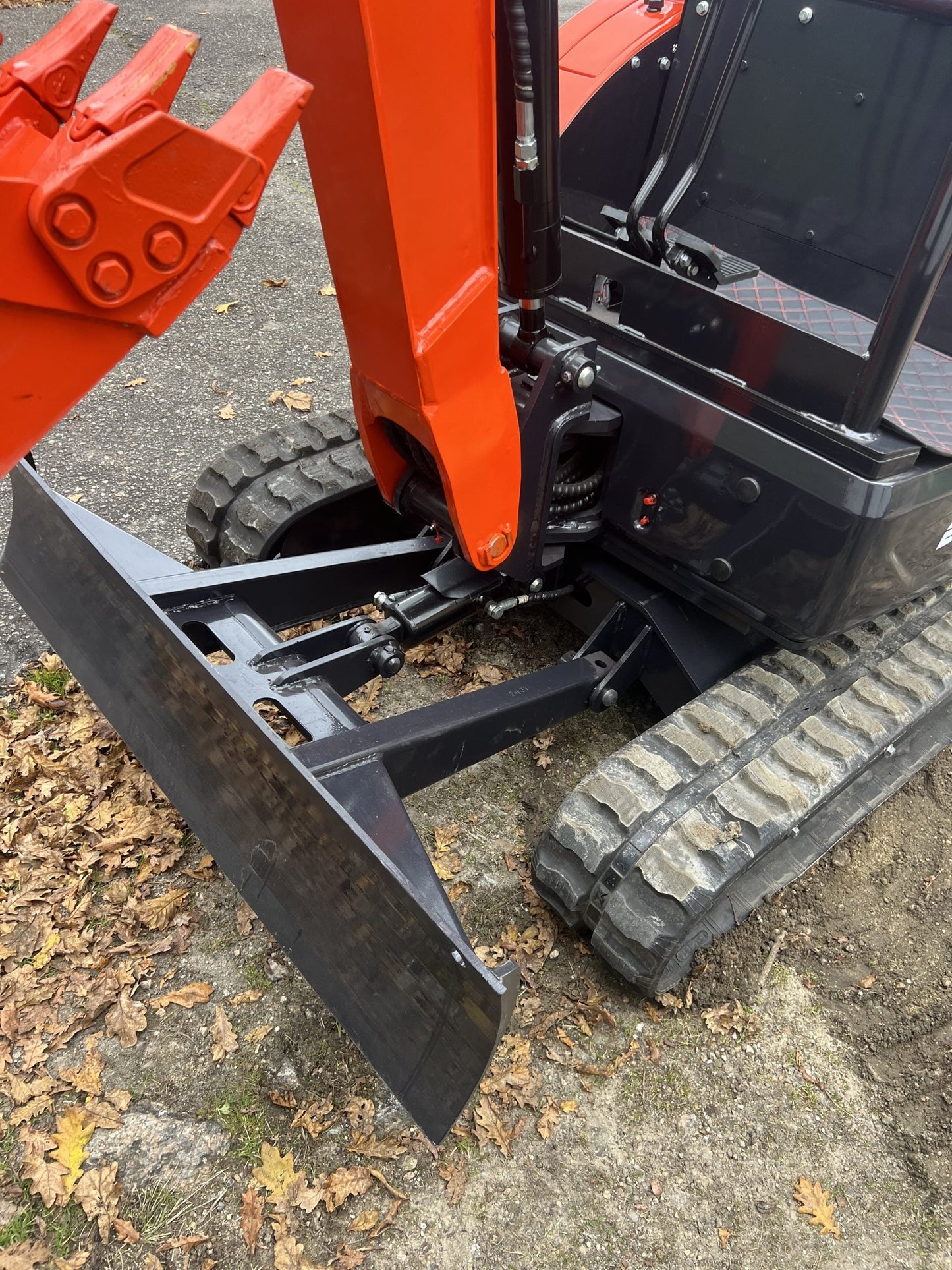 Mini Escavadeira Giratória Baimse de 2500 kg, Motor Kubota D1105 de 3 Cilindros