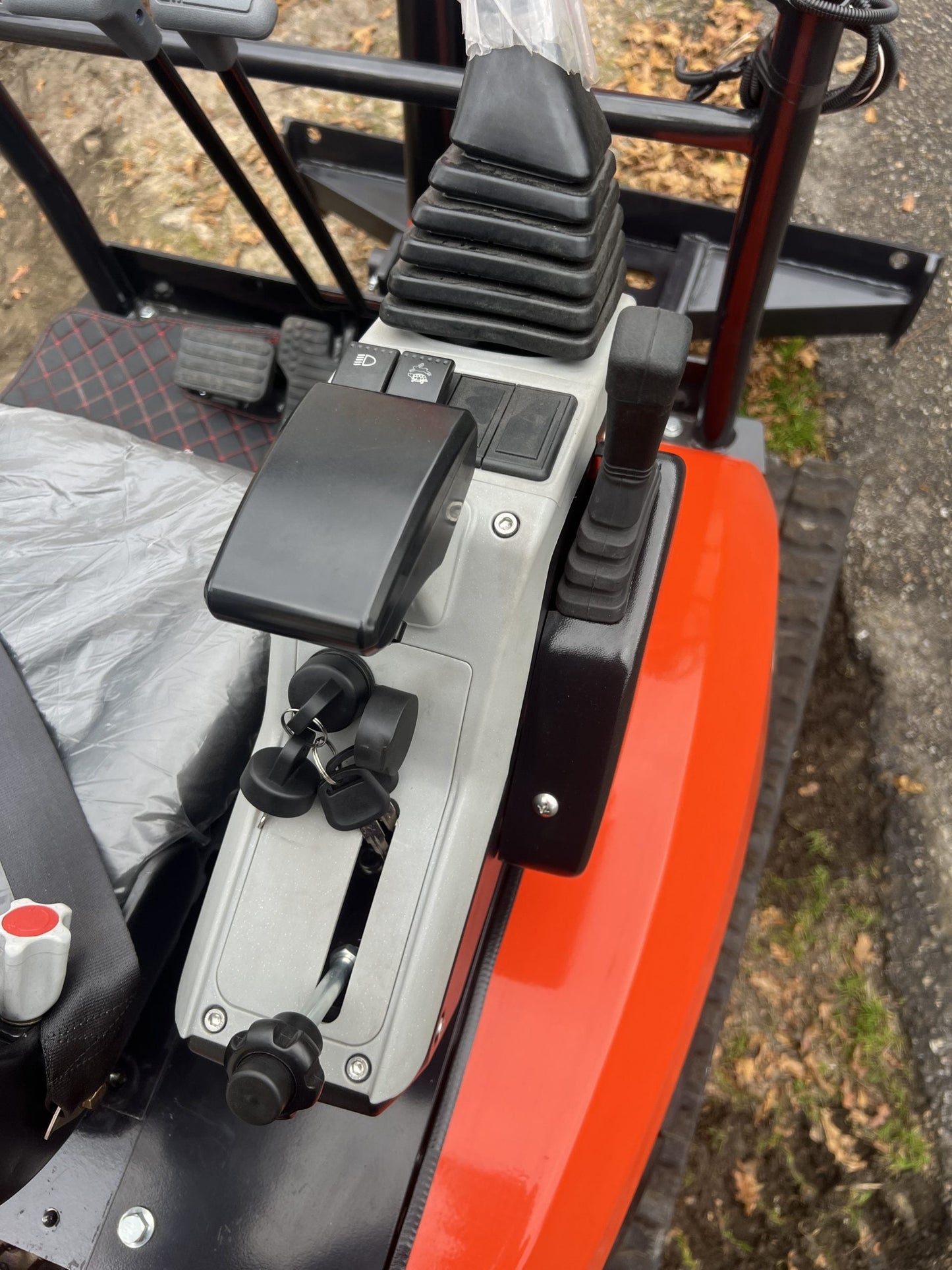Mini Escavadeira Giratória Baimse de 2500 kg, Motor Kubota D1105 de 3 Cilindros