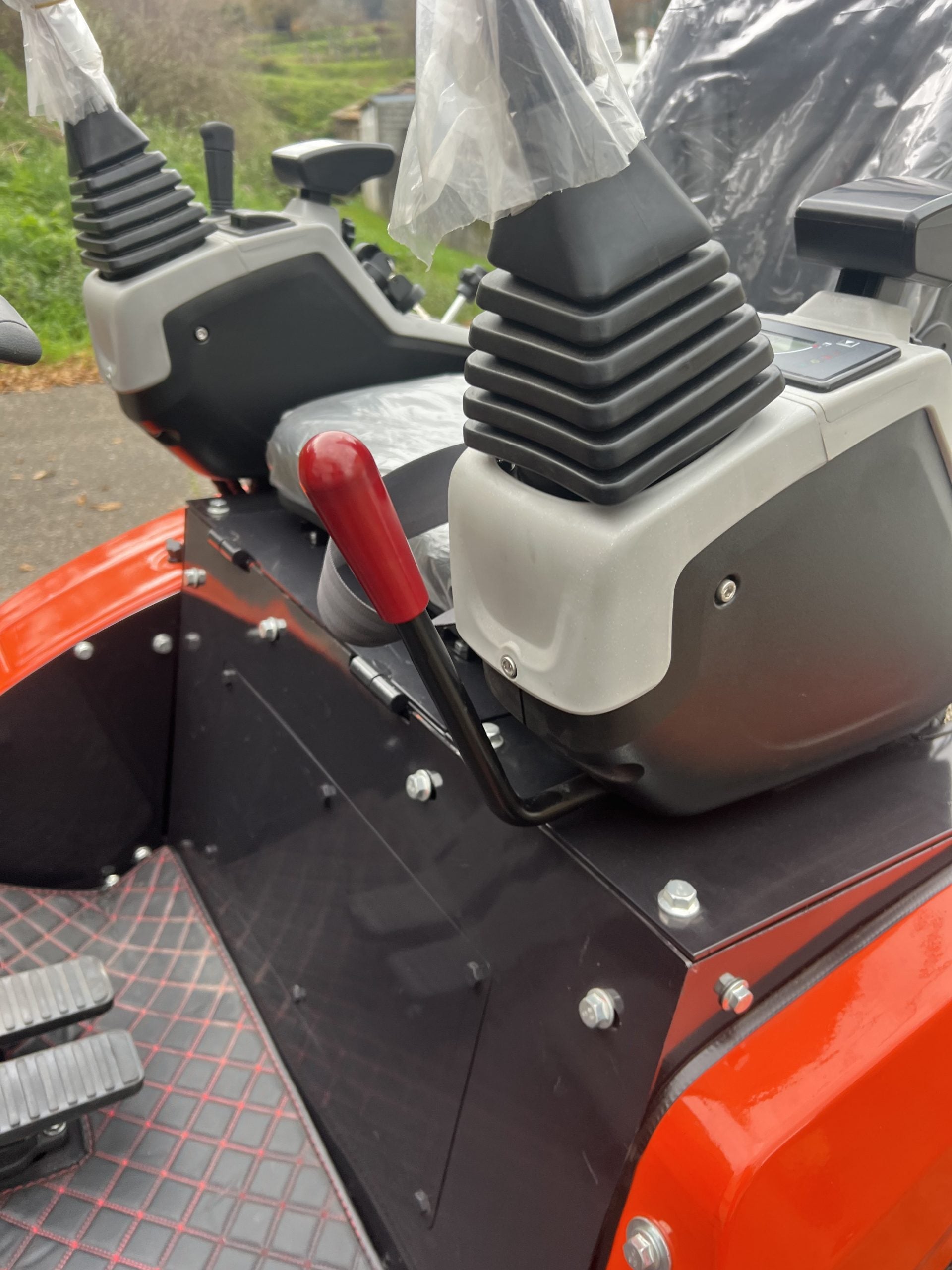 Mini Escavadeira Giratória Baimse de 2500 kg, Motor Kubota D1105 de 3 Cilindros