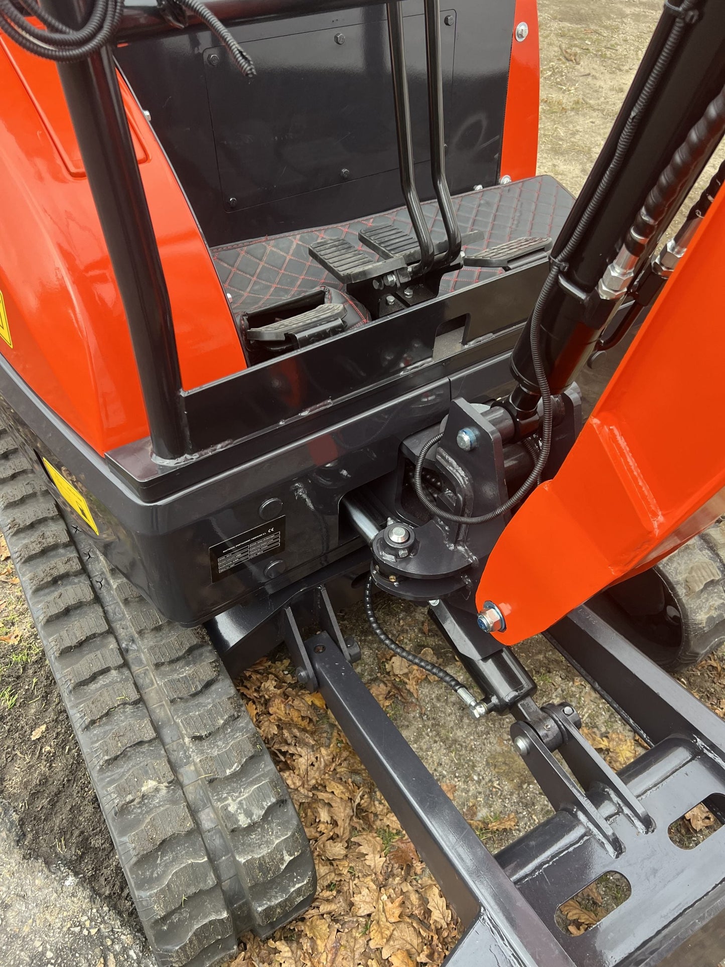 Mini Escavadeira Giratória Baimse de 2500 kg, Motor Kubota D1105 de 3 Cilindros