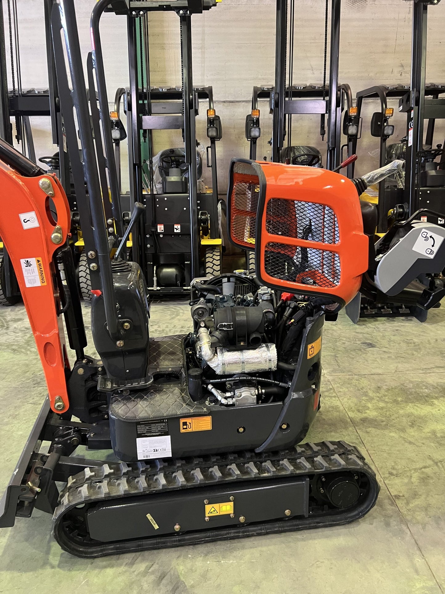 Mini Escavadeira 1200 kg Motor Kubota 3 Cilindros com Lagartas Retráteis de 74 cm