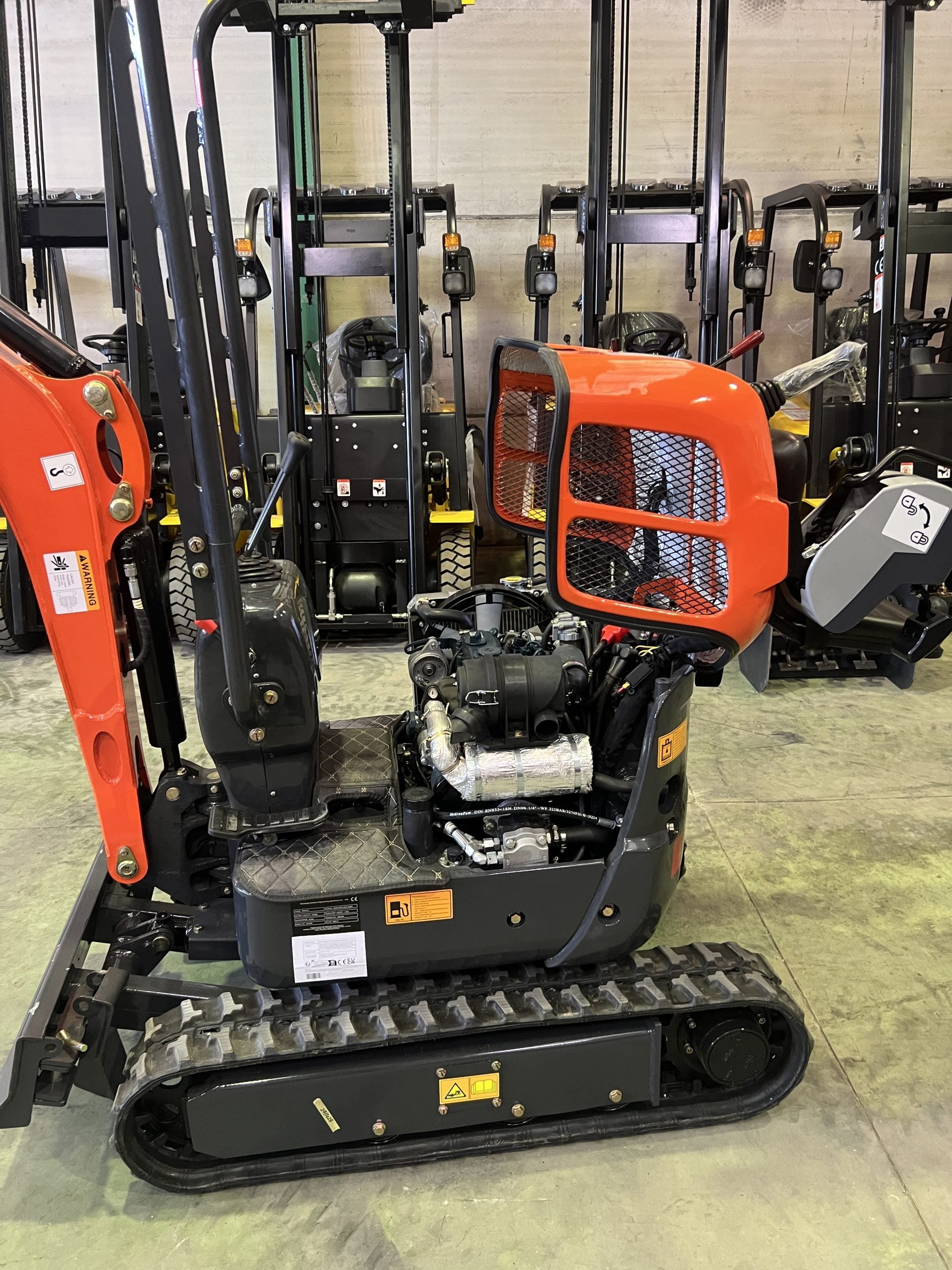 Mini Escavadeira 1200 kg Motor Kubota 3 Cilindros com Lagartas Retráteis de 74 cm