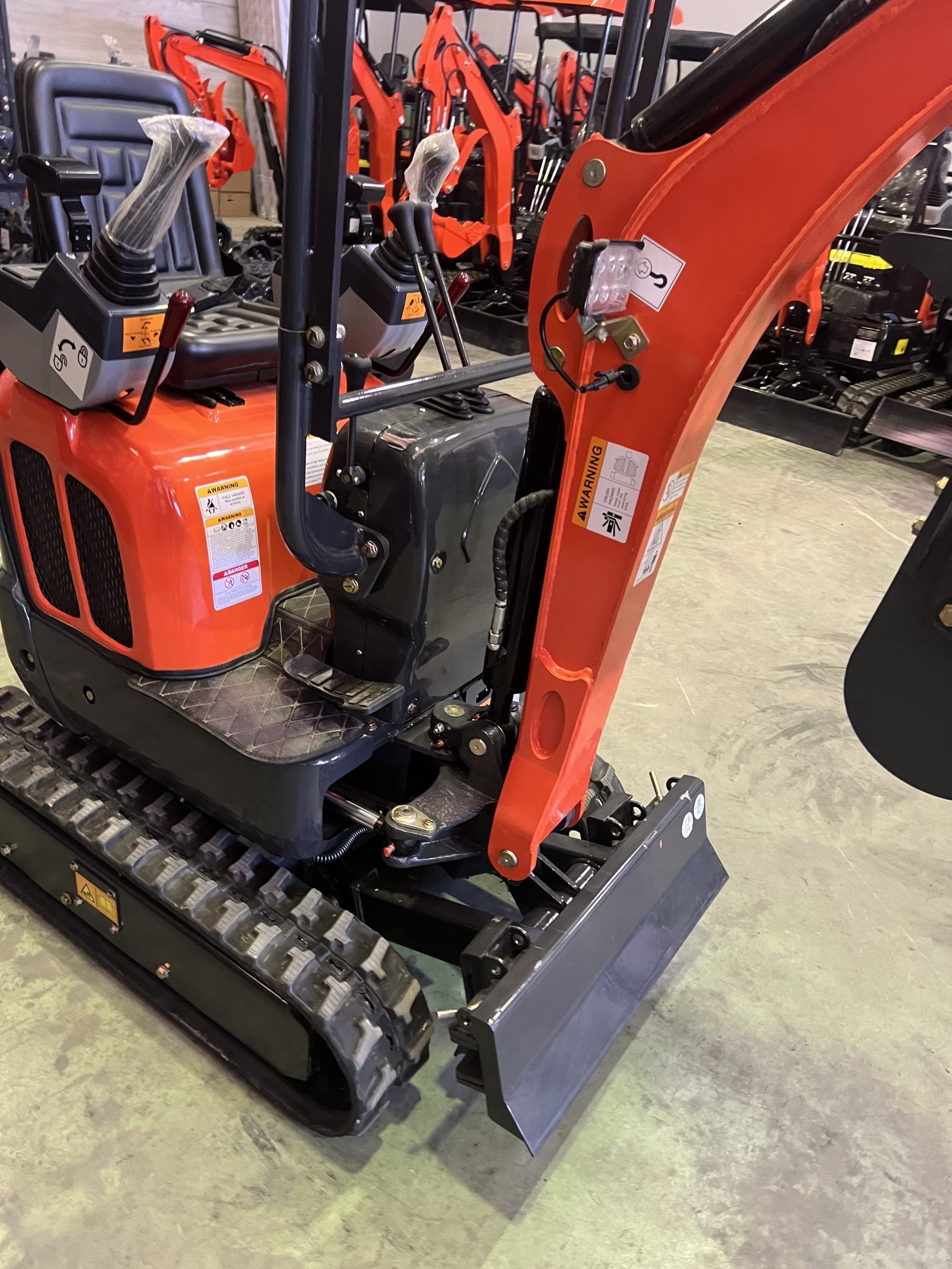 Mini Escavadeira 1200 kg Motor Kubota 3 Cilindros com Lagartas Retráteis de 74 cm