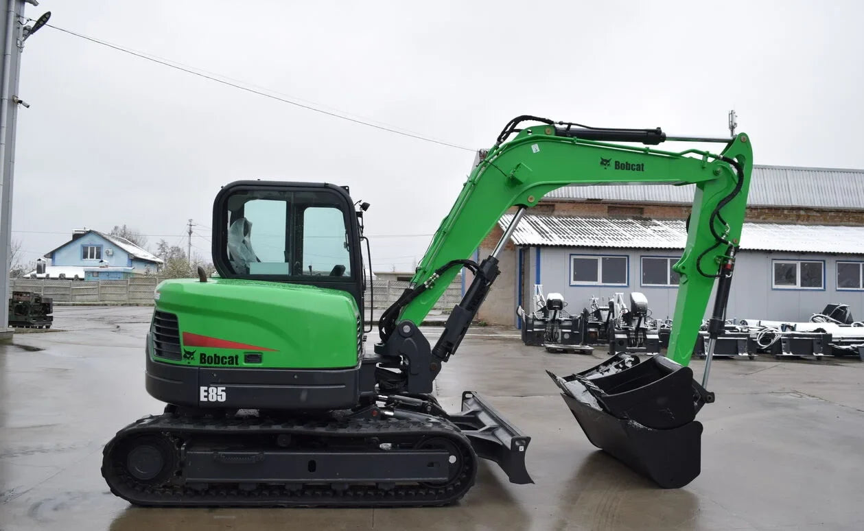 Miniescavadeira Bobcat E85 + 3 caçambas / 8,5 T