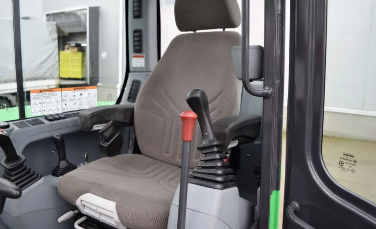 Miniescavadeira Bobcat E85 + 3 caçambas / 8,5 T