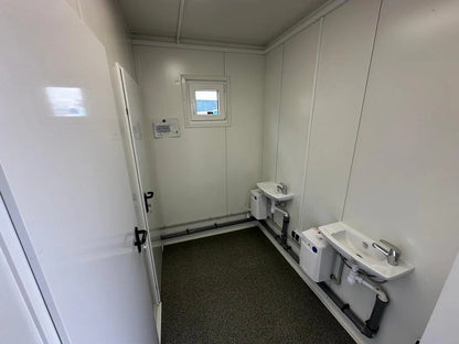 Contentor Sanitário com Múltiplas Unidades: Funcionalidade e Espaço