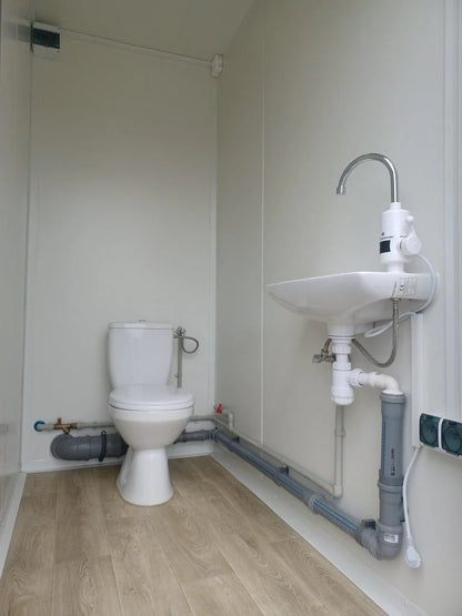 Contentor Sanitário Duplo de 2 Cabines: WC e Chuveiro num Design Robusto